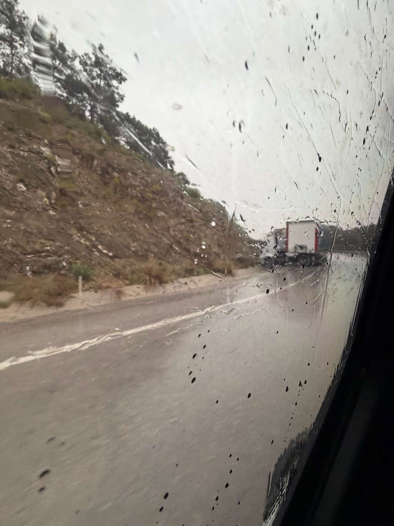 Göcek Yolunda Korku Dolu Anlar: TIR Şarampole Savruldu, Trafik Felç Oldu 3